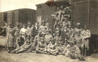 1919 A Tanácsköztársaság katonái a vasútállomáson, csoportkép / Hungarian soldiers of the Hungarian Soviet Republic at the railway station, group photo (fl)