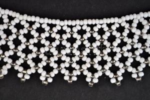 Fehér, fűzött gyöngy nyaklánc, h: 37 cm