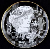 Hollóházi Szász Endre által tervezett mintával díszített porcelán tál, jelzett, kopásnyomokkal, d: 24,5 cm