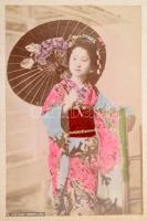 cca 1900 Japán fotóalbum Nagaszaki, Kobe, japán népviseletek, 22 db fénykép leporellón, lakkozott fa...