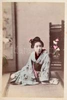 cca 1900 Japán fotóalbum Nagaszaki, Kobe, japán népviseletek, 22 db fénykép leporellón, lakkozott fa...