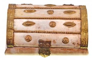 ~30db-os vegyes jelvény tétel mutatós ékszertartó ládikóban T:vegyes