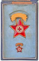 ~1970-1980. Magyar Vöröskereszt Kiváló Dolgozója zománcozott, aranyozott kitüntetés, miniatűrrel, sérült tokban T:2,2-