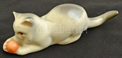 Zsolnay porcelán cica, kézzel festett, jelzett, gyári festéshibával, h: 11,5 cm