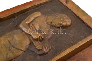 Martsa István (1912-1978) : Író nő. Bronz falikép,  jelzés nélkül, falemezre erősítve, 32×15 cm