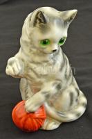 Porcelán cica gombolyaggal, üveg szemekkel, kézzel festett, jelzés nélkül, apró kopásokkal, m: 15,5 cm