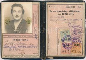 1942-1946 Magyar Királyi Államvasutak (MÁV) félárú jegy váltására jogosító fényképes igazolvány, foltos, kopott egészbőr-kötésben.
