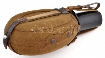 Posztóval bevont cserkészkulacs, pohárral, h: 25 cm