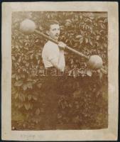 Krúdy Jenő (1860-1942) katonaorvos, Krúdy Gyula rokona, mint súlyemelő, kartonra ragasztott fotó, 11,5x9,5 cm