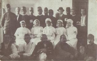 Első világháborús katonai fotó képeslap sebesült katonákkal és Vöröskeresztes nővérekkel / WWI Hungarian military, injured soldiers with Red Cross nurses. group photo (EK)