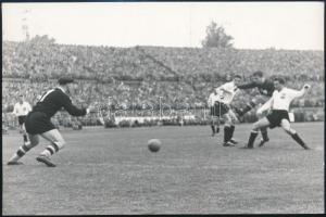 Futballjelenetek, 4 db fotó, 12x18 cm