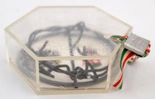 cca 1989 A vasfüggönyből készített drótkoszorú, díszdobozban