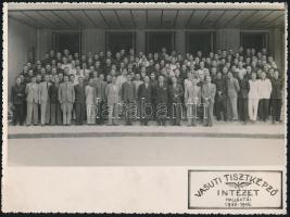 1945-1946 A Vasúti Tisztképző Intézet hallgatói, csoportkép, Vágvölgyi József pecséttel jelzett fotója, 17x23 cm
