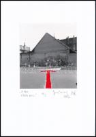 1982 Jankovszky György(1946-): Budapest, A pad vörös nyíl 10/3, pecséttel jelzett fotó, feliratozva, kartonra kasírozva, 13x14 cm