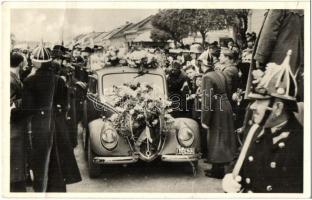 1938 Léva, Levice; bevonulás virágokkal díszített automobillal / entry of the Hungarian troops, automobile decorated with flowers, So. Stpl (b)