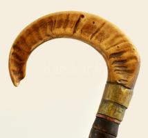 Szarugyűrűs bot, szarvból készült nyéllel, kis sérüléssel, m: 90 cm