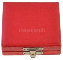 ~1960-1970. "Munkaügyi Minisztérium Kiváló Dolgozó" zománcozott, aranyozott kitüntetés ere...