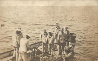 1915 Az SMS Radetzky búvára és matrózai merülés közben / K.u.K. Kriegsmarine, diver with mariners. photo (EK)