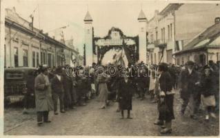 1938 Tiszaújlak, Vylok; bevonulás, feldíszítette kapu, városháza, Gazdasági bank / entry of the Hungarian troops, decorated gate, town hall, bank. photo