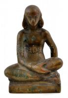 Varga Tamás (1953- ): Ülő fiatal, bronz szobor, jelzett, m: 13,5 cm