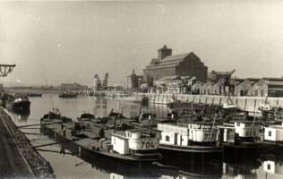 1958 Budapest, Nemzeti és Szabad kikötő, 704., 777. és 605. uszályok, photo. So. Stpl