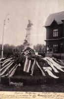 1901 Hódmezővásárhely, Nyizsnyay Gusztáv zeneszerző megkoszorúzott szobra. photo