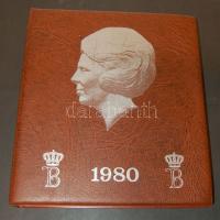 Hollandia "Julianna és Beatrix" gyűjtemény 1916-2001. 1c (7x), 5c (24x), 10c (25x), 25c (26x), 1G (49x), 2 1/2G (31x), 5G (7x), benne Ag, emlékérmek, duplákkal T:1,2,3 (kevés) Gyűrűs berakóban, előnyomott lapokkal!