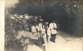 1917 Az SMS Novara, K.u.K. haditengerészet Helgoland-osztályú gyorscirkáló halottainak, az otrantói csatában elhunyt haditengerészek temetése pappal / funeral of K.u.K. Kriegsmarine mariners of SMS Novara after the Battle of Otranto, priest. photo