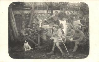 Osztrák-magyar katonák sziesztája a frontvonal mögött, Pesti Hírlapot olvasó katona, kutya / WWI Austro-Hungarian K.u.K. soldiers resting behind the front line. photo (EB)