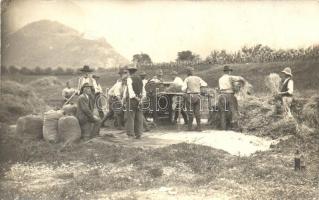 Osztrák-magyar katonák segítenek a cséplésben Olaszországban / WWI Austro-Hungarian K.u.K. soldiers help with treshing in Italy. photo