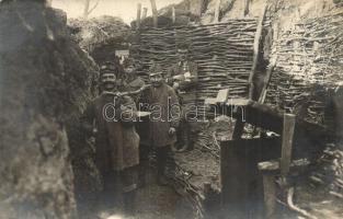 1917 Kelet-Galícia. Batkow (Batykiv). Osztrák-magyar katonák ételt szállítanak a lövészárokban, tiszt macskával / WWI Austro-Hungarian K.u.K. soldiers delivering food in the trenches, officer with cat. photo (EK)