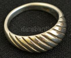 Ezüst(Ag) bordázott gyűrű, jelzett, méret: 52, nettó: 4,9 g