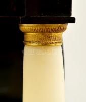 XIX. sz. közepe: Alabástrom oszlopos falióra ingás, felesütős szerkezettel. Inga törött, de azon kív...