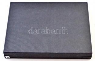 Éremtartó kazetta, kivehető tálcával, összesen 24 férőhellyel. Használt, jó állapotban