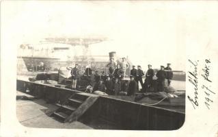 1917 Matrózok a pola-i dokknál / K.u.K. Kriegsmarine mariners at the dock. photo (EK)