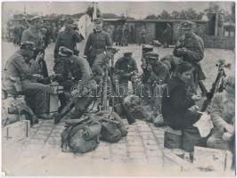 cca 1919 Vöröskatonák a pályaudvaron, későbbi előhívás, két sarka gyűrött, 18x24 cm