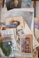 Papír régiségek vegyes tétele (igazolványok, dokumentumok, rajzok, kiadványok, kártya naptárak, nyom...