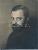 1910 Kerny István (1879-1963) budapesti fotóművészről készített portré, Veres fényképész felirattal, 19x14,5 cm