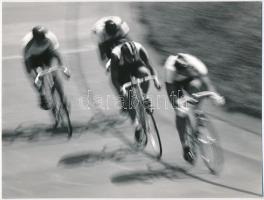 cca 1972 Kerékpárversenyzők, Gebhardt György (1910-1993) budapesti fotóművész hagyatékából 2 db vintage fénykép, jelzés nélkül, 18x24 cm