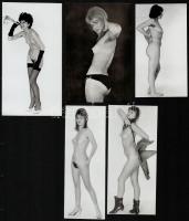 cca 1973 Hölgykoszorú - koszorúk nélkül, 9 db szolidan erotikus vintage fénykép, 12,5x7 cm és 17,5x1...