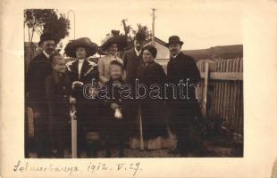 1912 Selmecbánya, Banská Stiavnica; családi csoportkép / family group photo (felületi sérülés / surface damage)