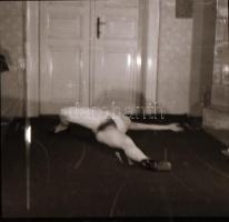 cca 1972 Erotikus és pornográf fotónegatívok, 47 felvétel 4 tekercsen, 5,5x5,5 cm