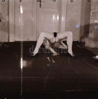 cca 1972 Erotikus és pornográf fotónegatívok, 47 felvétel 4 tekercsen, 5,5x5,5 cm