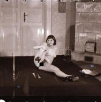 cca 1972 Erotikus és pornográf fotónegatívok, 47 felvétel 4 tekercsen, 5,5x5,5 cm