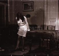 cca 1972 Erotikus és pornográf fotónegatívok, 47 felvétel 4 tekercsen, 5,5x5,5 cm