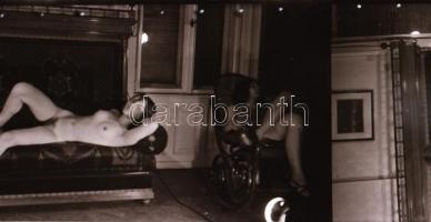 cca 1972 Erotikus és pornográf fotónegatívok, 24 felvétel 3 tekercsen, 5,5x5,5 cm