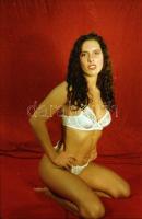 cca 1982 Fotómodellek partija, szolidan erotikus felvételek, 37 db vintage negatív, 24x36 mm