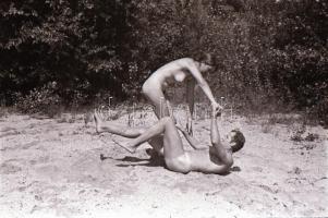 cca 1976 Nyári fotós kalandozás, szolidan erotikus felvételek, 37 db vintage negatív, 24x36 mm