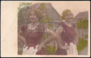 cca 1960 Kézzel színezett fényképek, 4 db vintage fotó, 12,5x17 cm és 13,5x8,5 cm