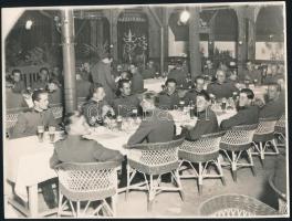 cca 1920-1940 Vacsoraest katonákkal, fotó, a hátoldalon pecséttel jelzett (Beller Rezső ),17x23 cm.